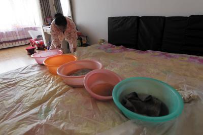 崇信楼上漏水，住户失联，小区没物管，业主维权难！律师来支招……